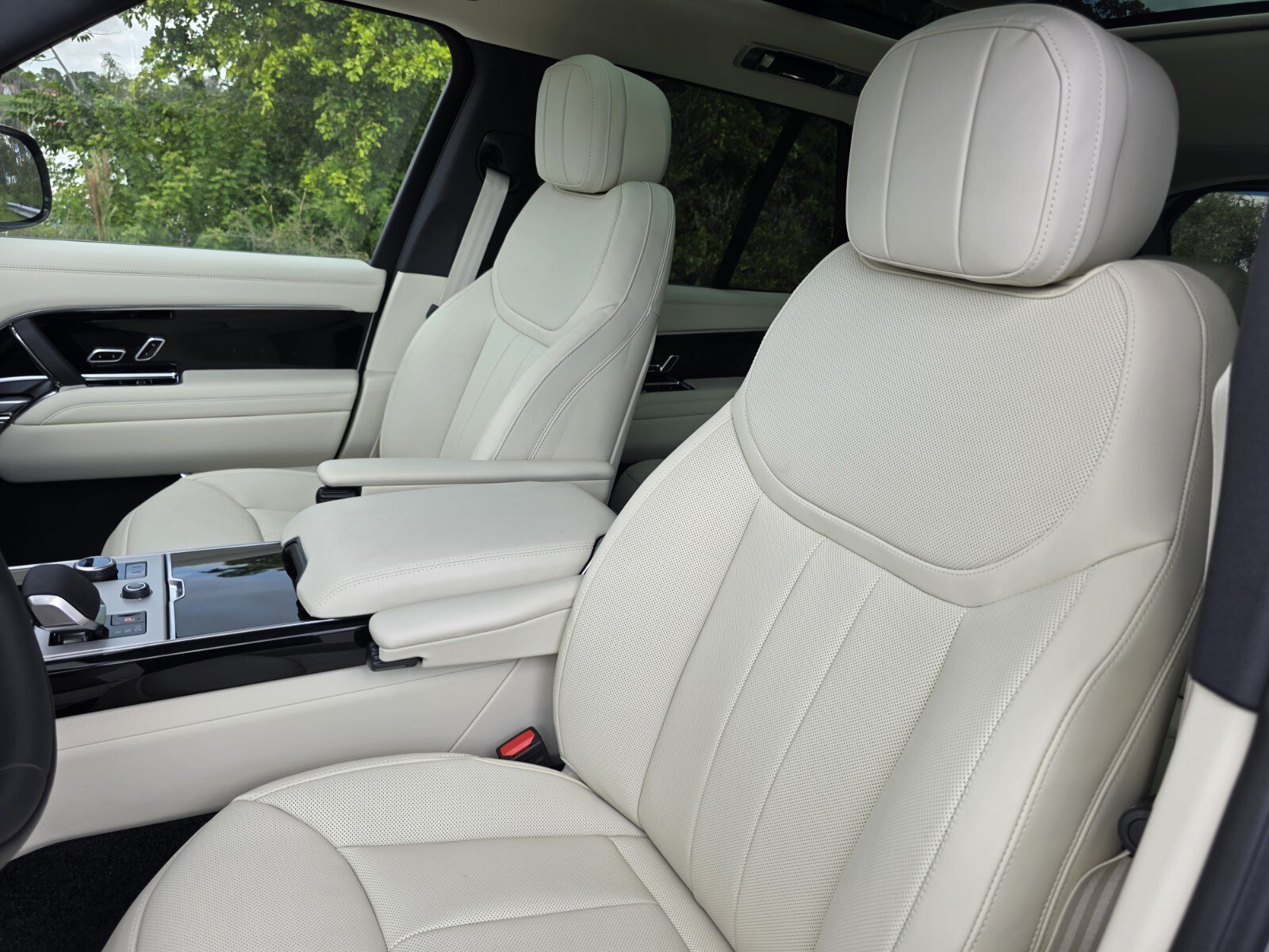 New 2027 Eiger Grey Land Rover P400 SE image 12