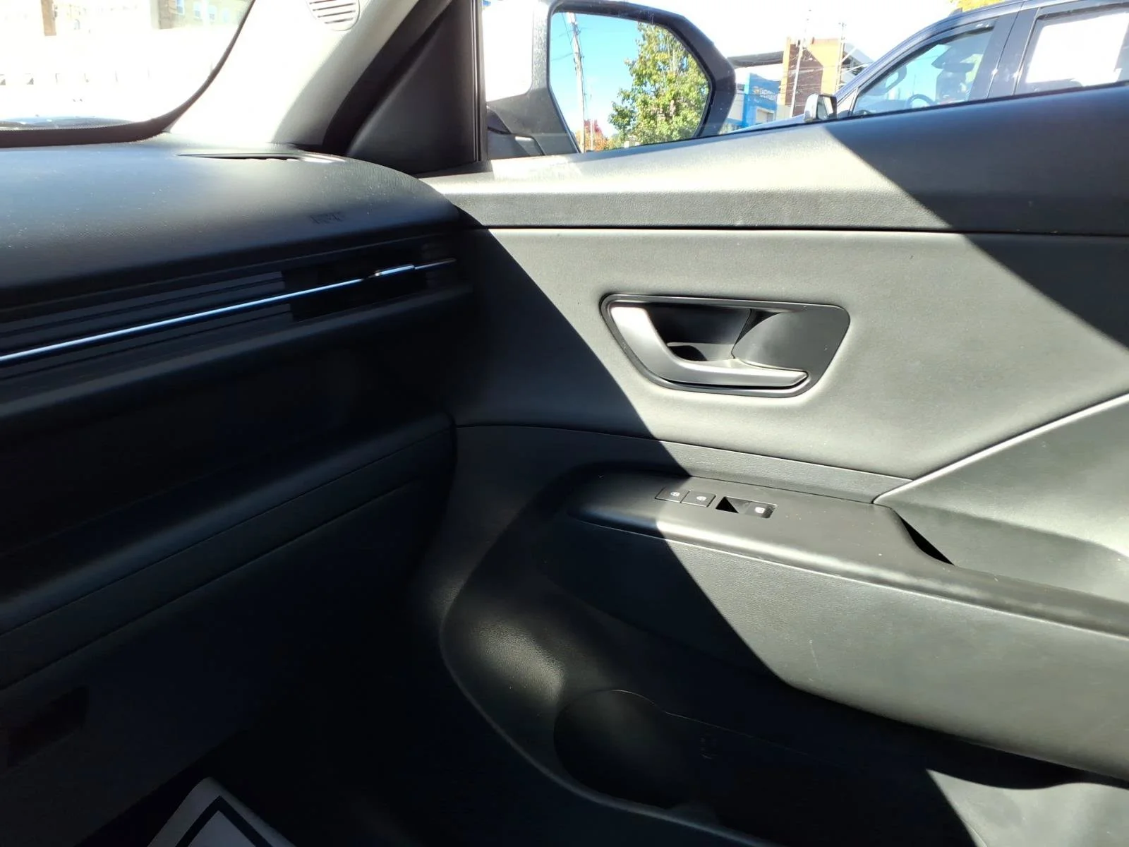Certified Used 2025 Atlas White Hyundai Limited image 32