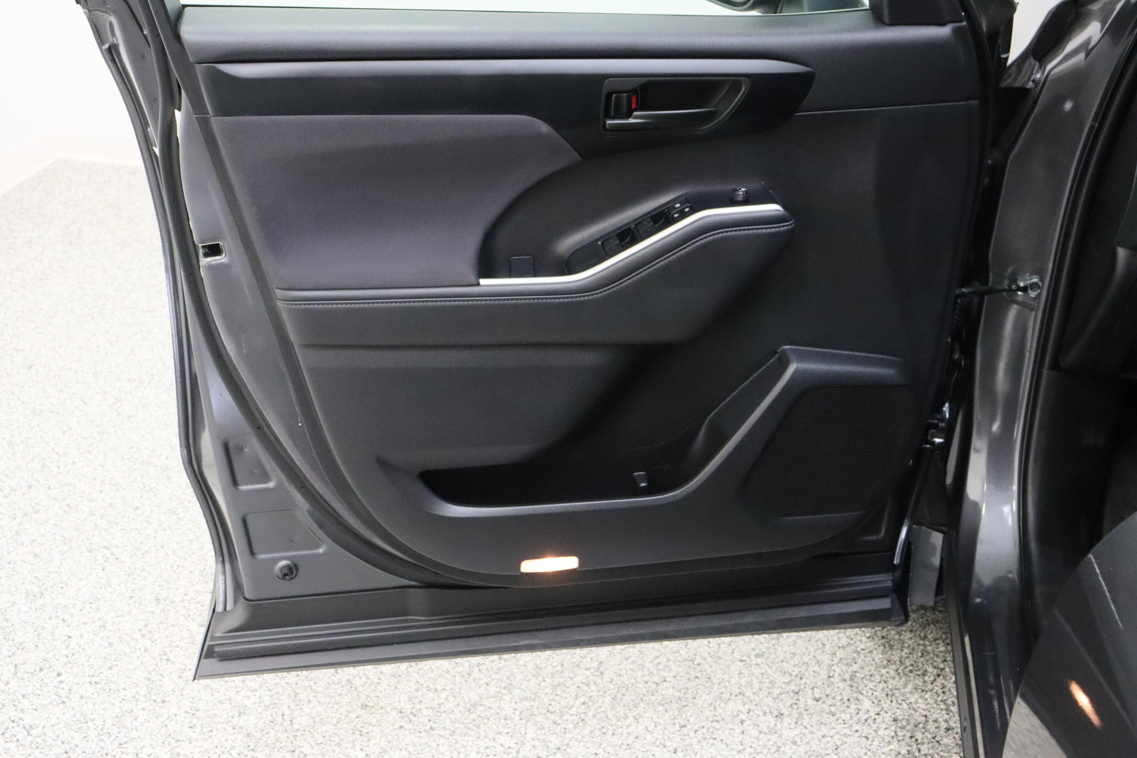 2025 Toyota Highlander LE - Photo 12