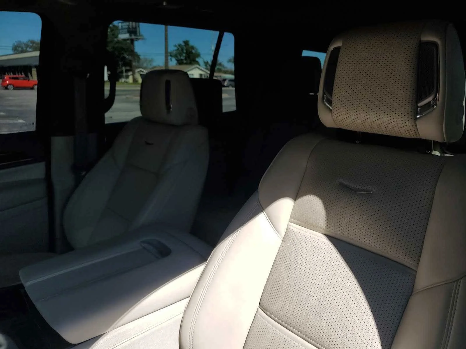 Used 2024 Sandstone Metallic Cadillac Sport Platinum image 18