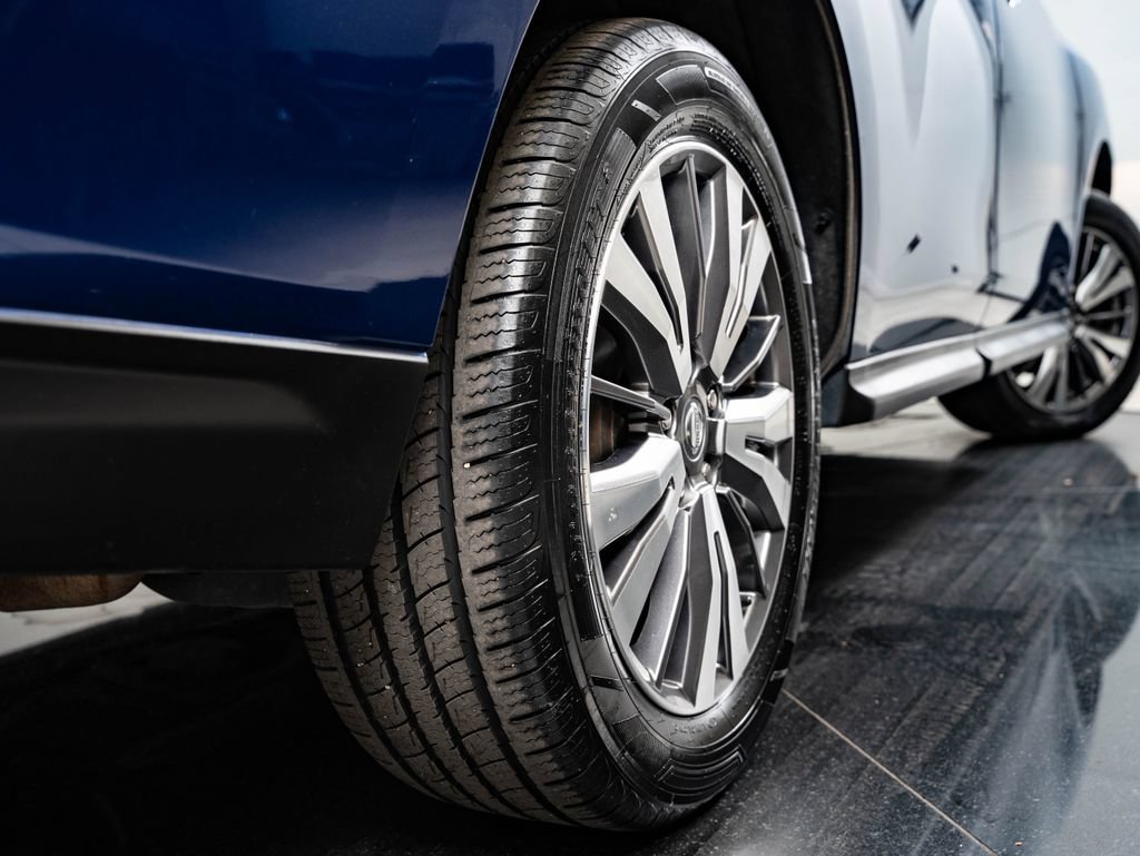 Used 2018 Caspian Blue Nissan SL image 49