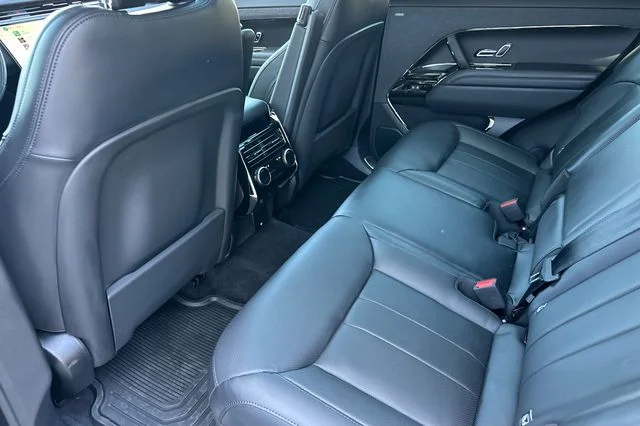 New 2026 Santorini Black Land Rover Dynamic SE image 11