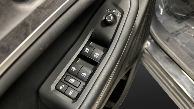 Used 2024 Diamond Black Crystal Pearlcoat Jeep Limited image 21