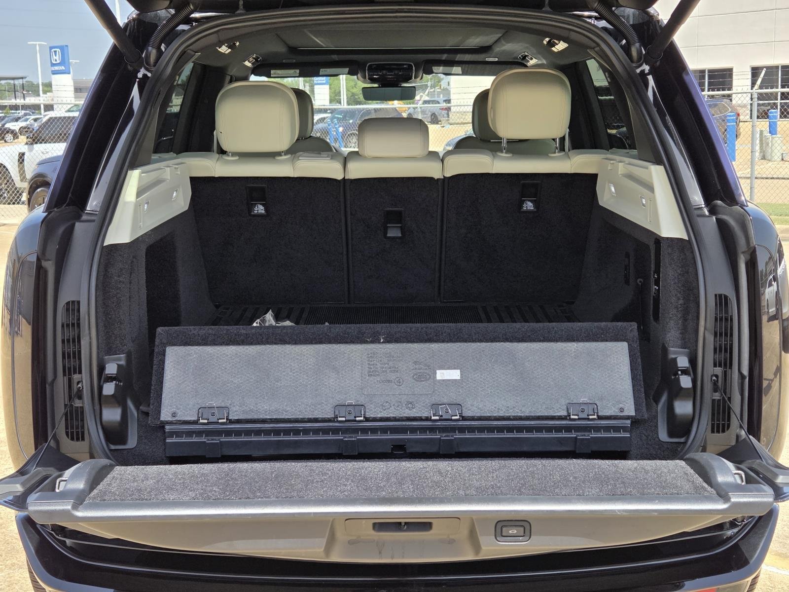Used 2023 Santorini Black Metallic Land Rover SE image 8