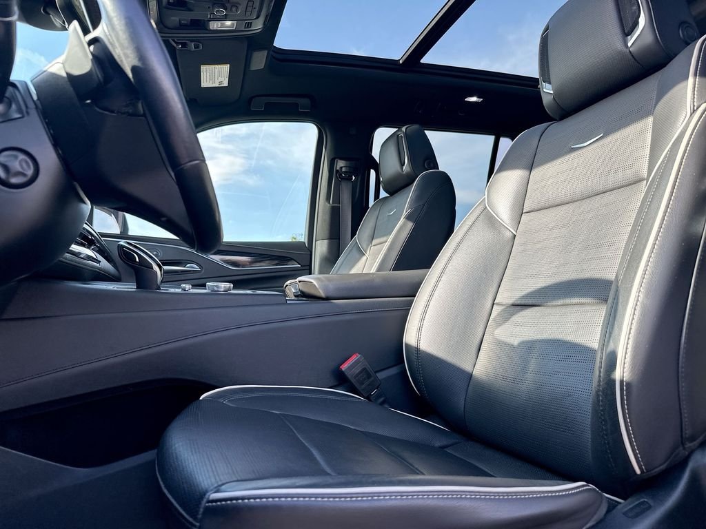 Used 2021 Black Cadillac Sport image 9