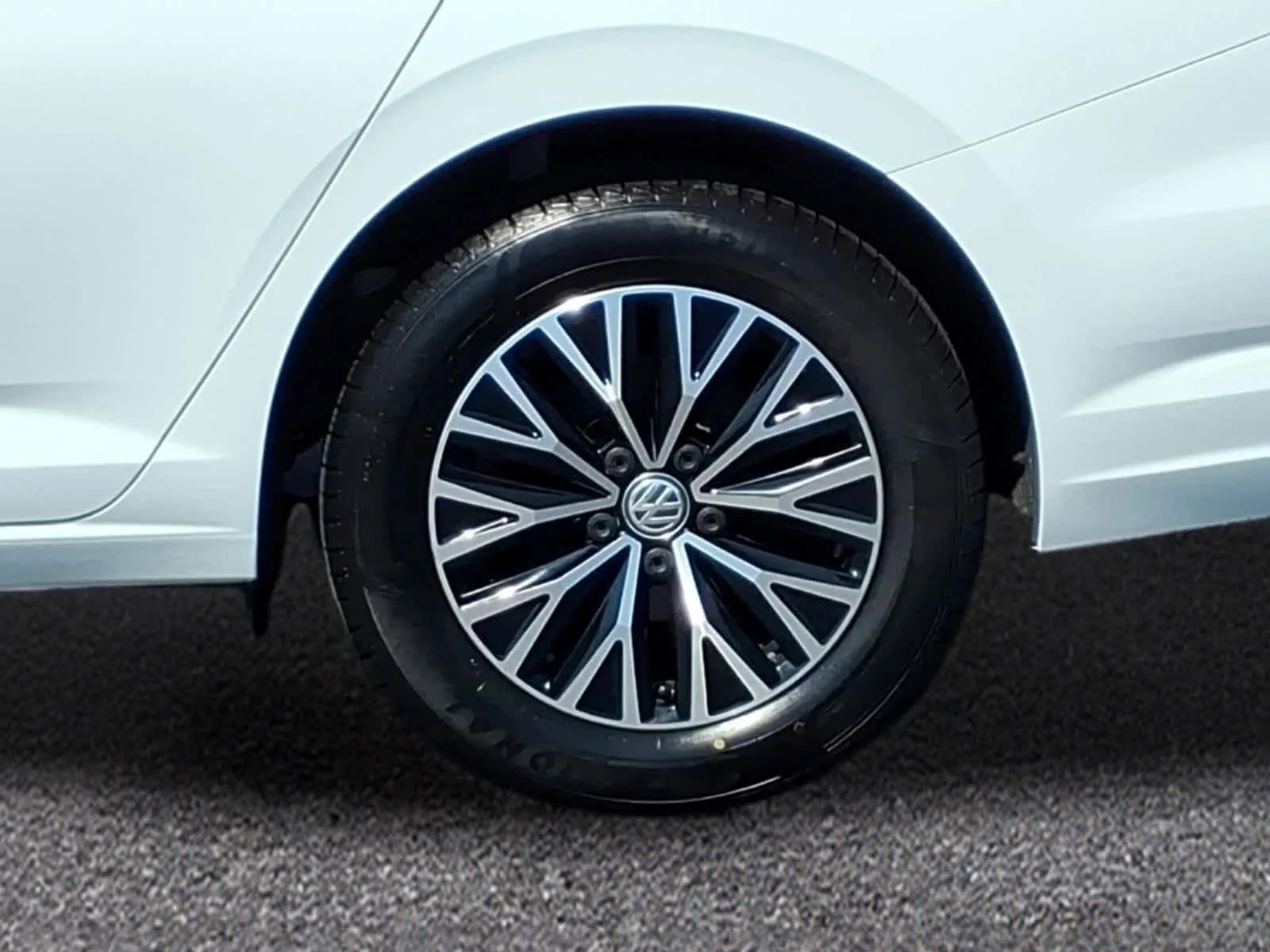 Used 2019 Pure White Volkswagen SEL image 3