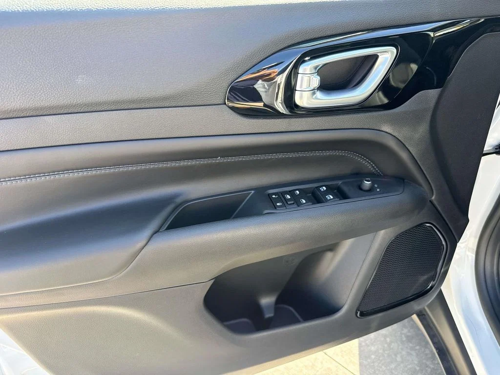 New 2026 White Jeep Latitude image 18