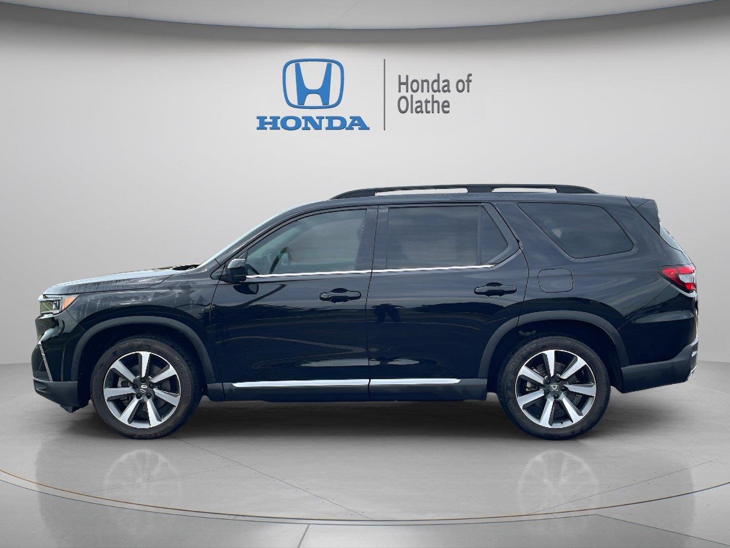 Certified Used 2025 Crystal Black Pearl Honda AWD Elite image 6
