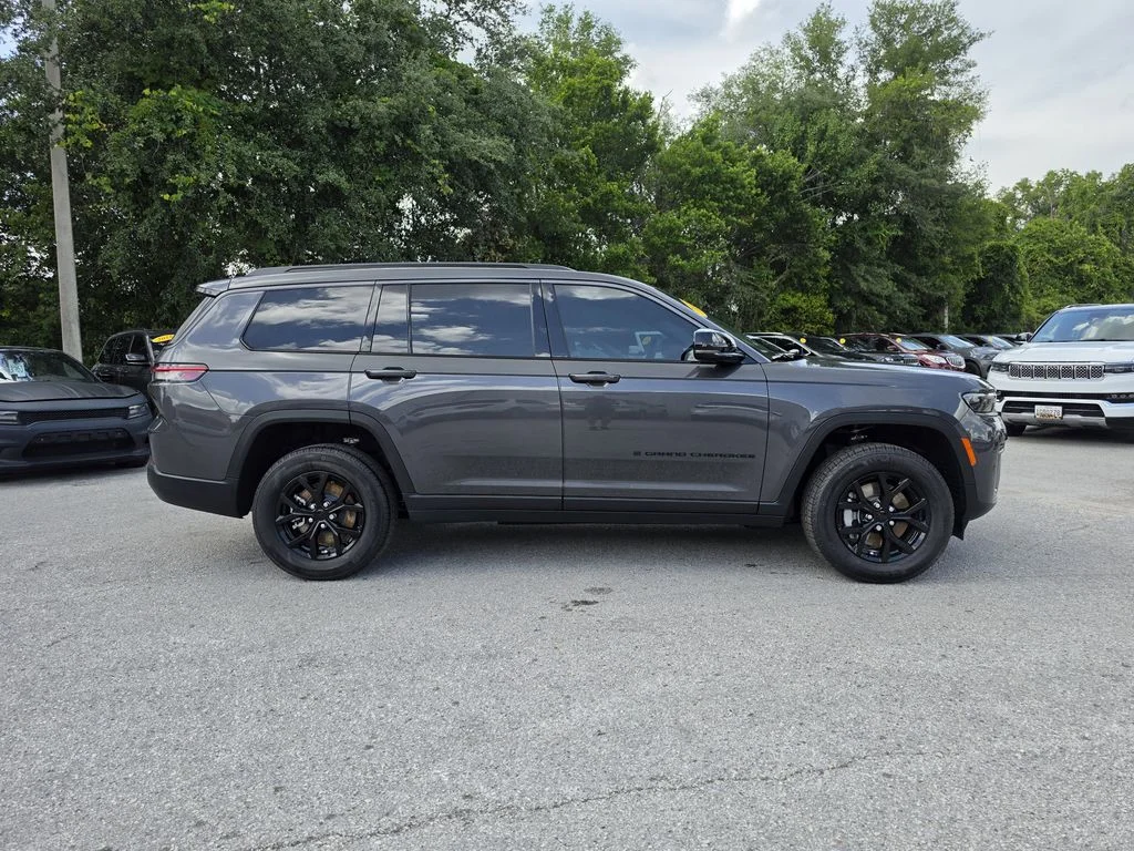 New 2026 Baltic Gray Metallic Clear-Coat Exterior Paint Jeep Altitude image 3