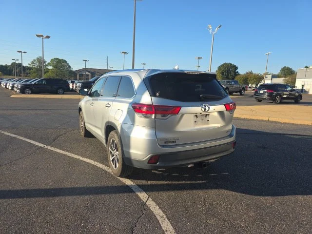 Used 2018 Silver Toyota XLE image 5