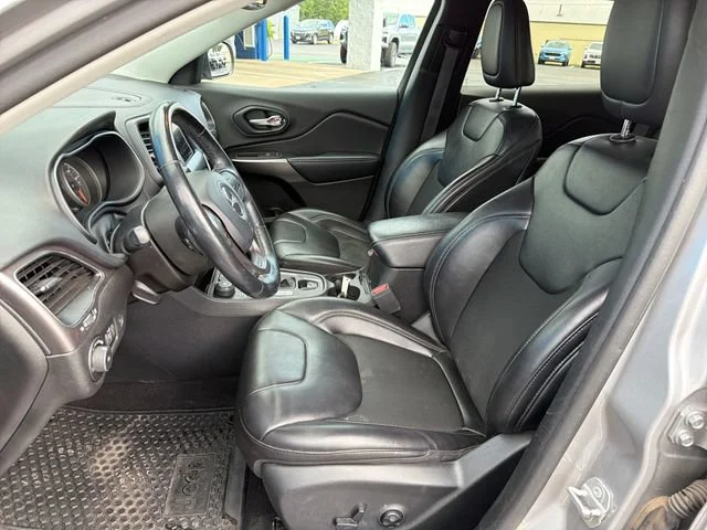 Used 2020 Silver Jeep Latitude Plus 4x4 image 15