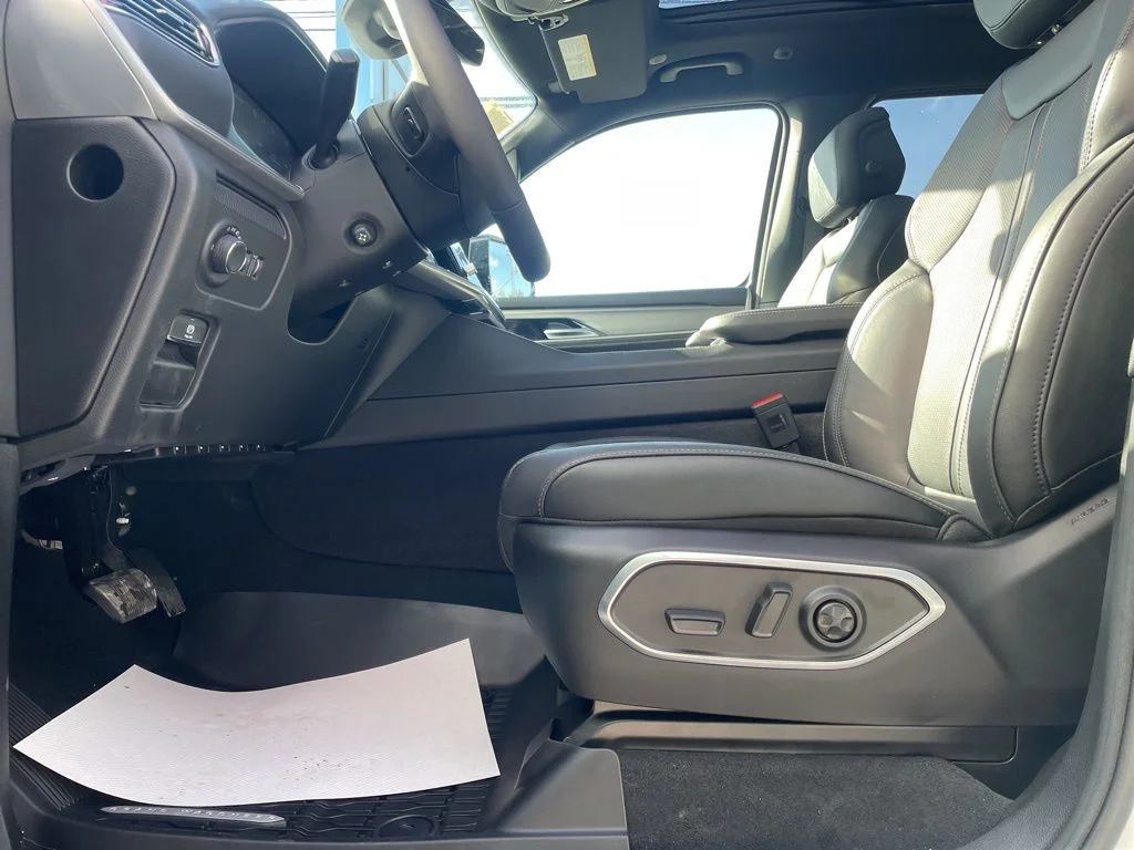New 2026 Bright White Clear-Coat Exterior Paint Jeep Limited Altitude image 24