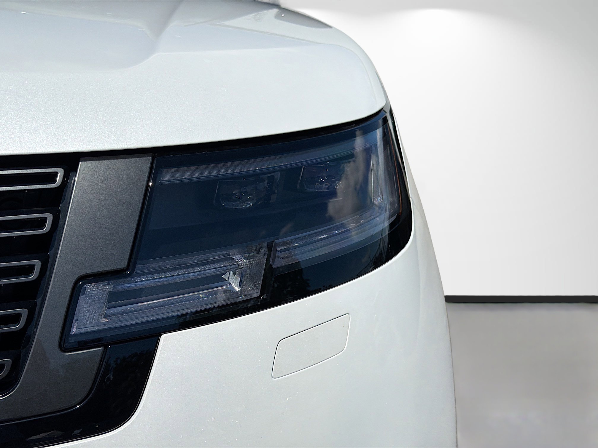 New 2026 Ostuni Pearl White LAND ROVER SE 7 Seats image 9