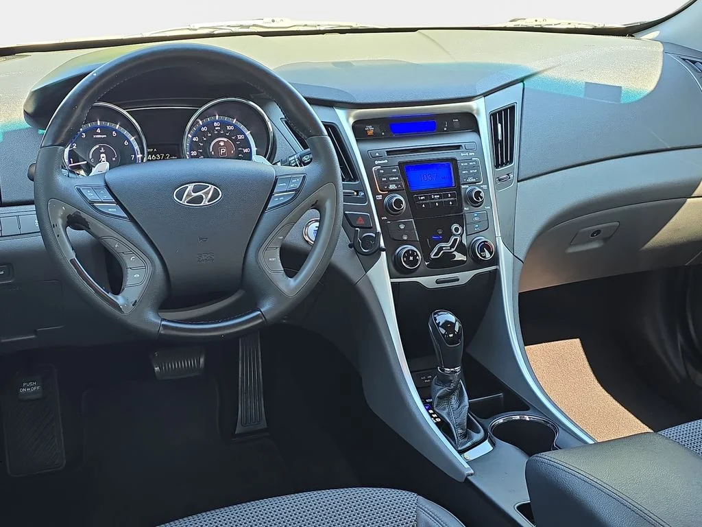 Used 2011 Silver Hyundai SE image 18