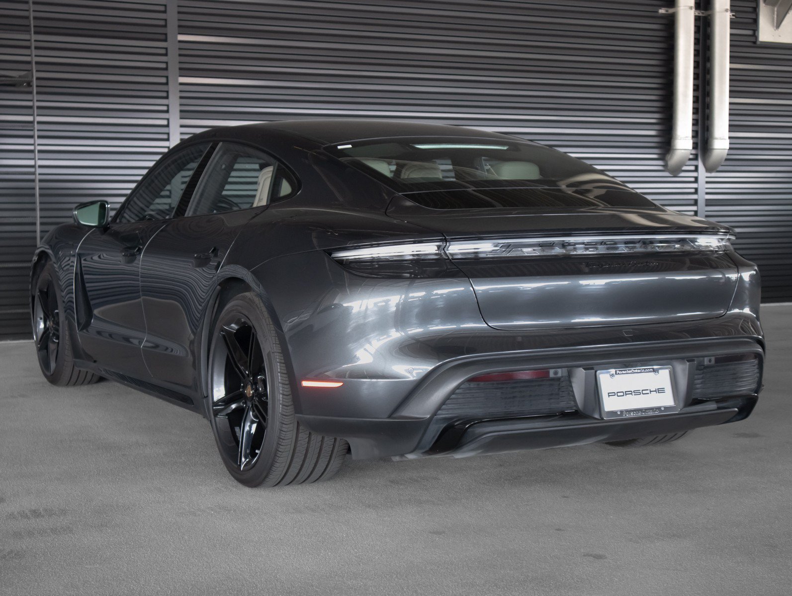 Used 2021 Volcano Grey Metallic Porsche Turbo image 3