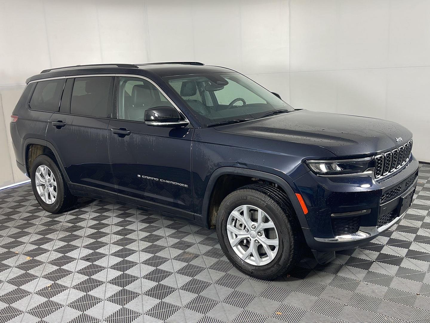 Used 2023 Midnight Sky Jeep Limited image 4