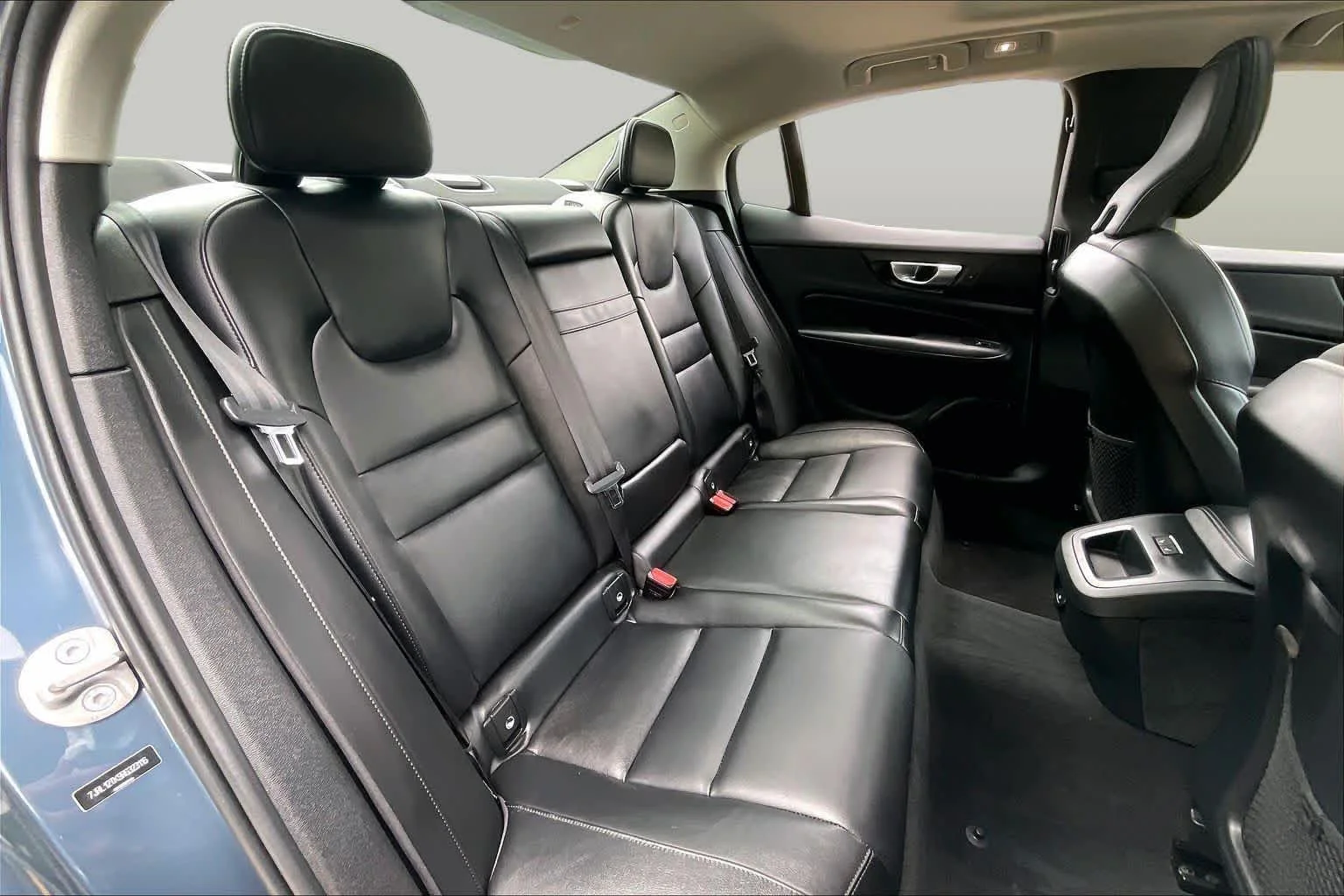 Used 2024  Volvo Core Dark Theme image 19