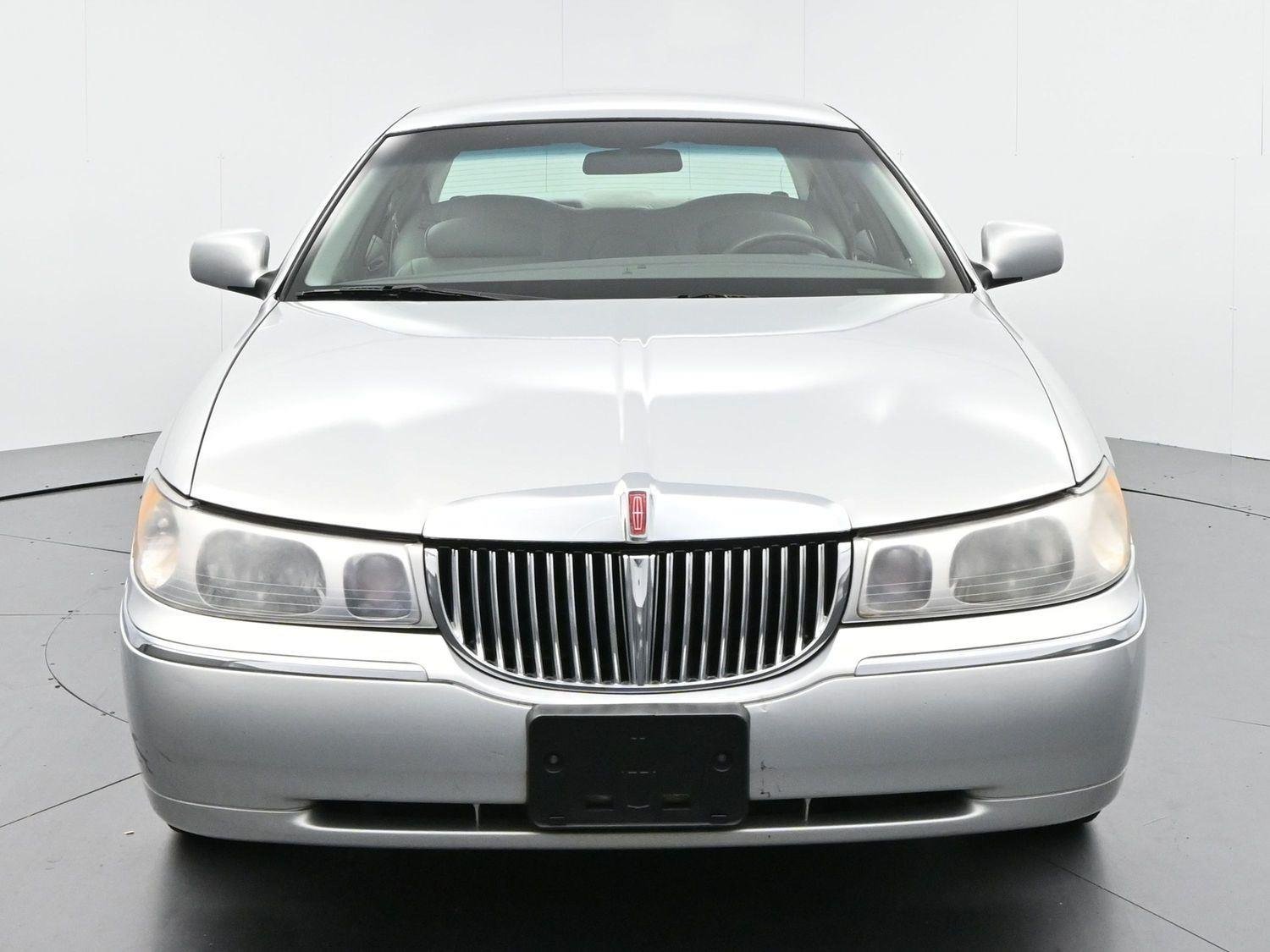 Used 2000 Lincoln Town Car EXECUTIVE with VIN 1LNHM81W1YY923508 for sale in Hickory, NC