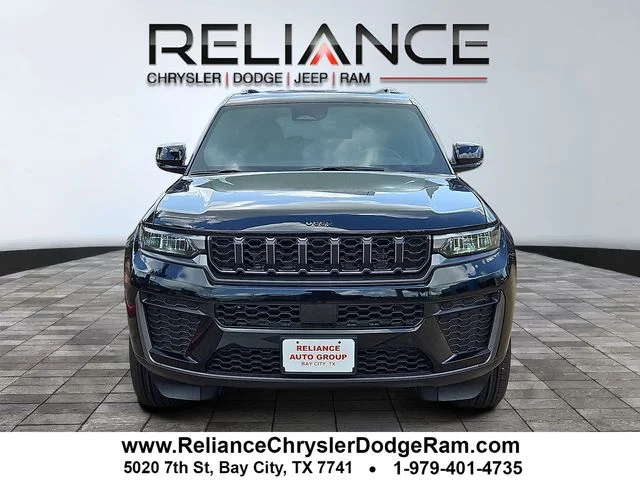 New 2026 Diamond Black Crystal Pearl-Coat Exterior Paint Jeep Altitude image 2