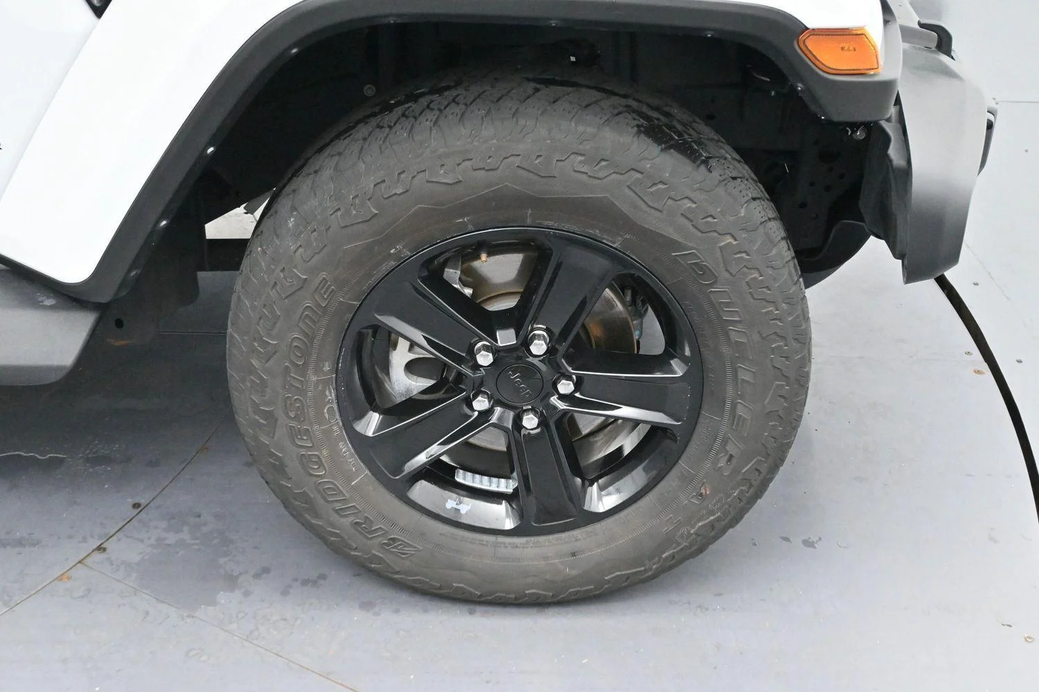 Used 2023 White Jeep Sahara Altitude image 34