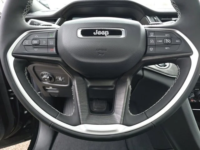 New 2025 Diamond Black Crystal Pearlcoat Jeep Limited image 40