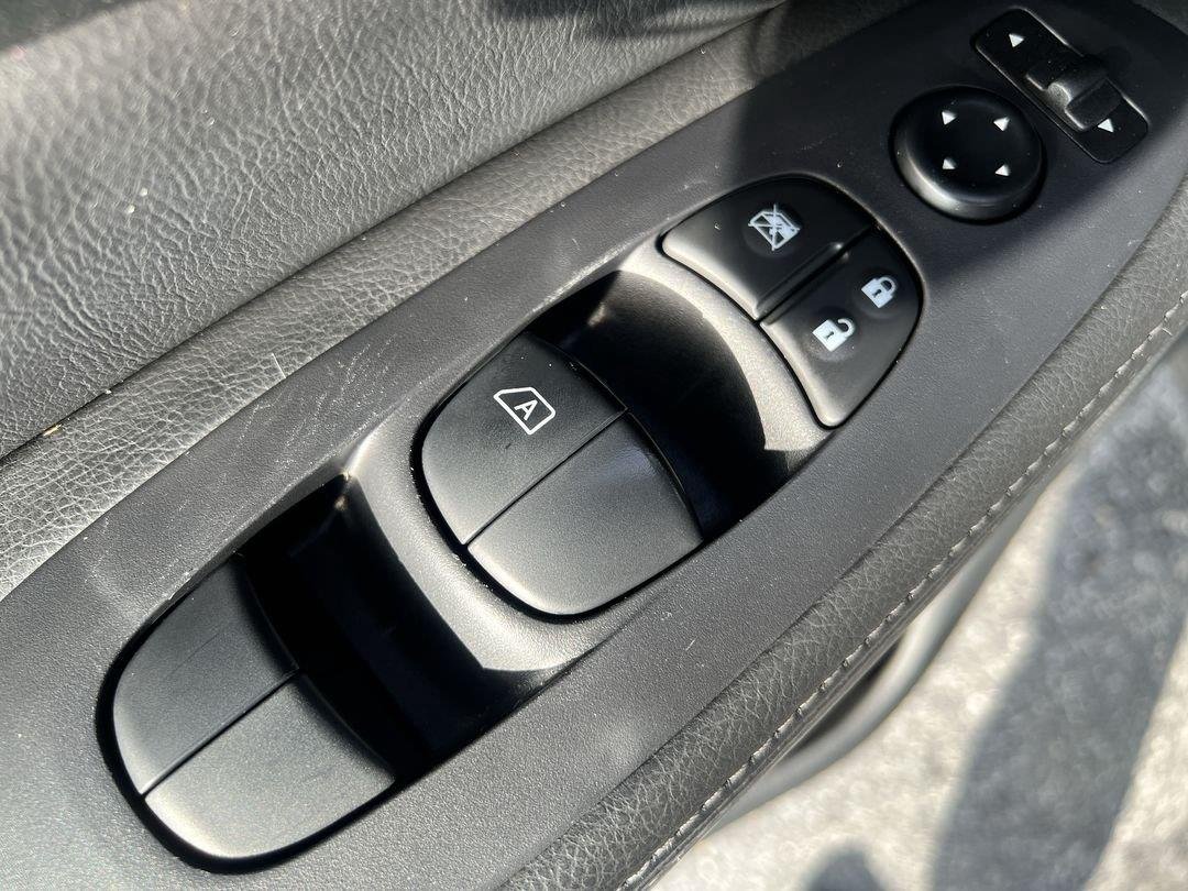 Used 2020 Magnetic Black Pearl Nissan S image 14