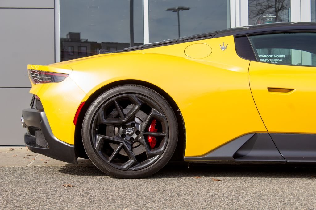 Used 2022 Yellow Maserati Base image 7