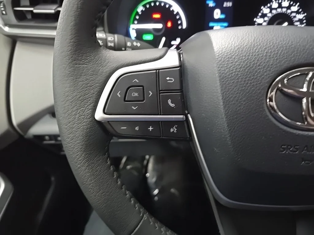 Used 2021 White Toyota XLE image 20