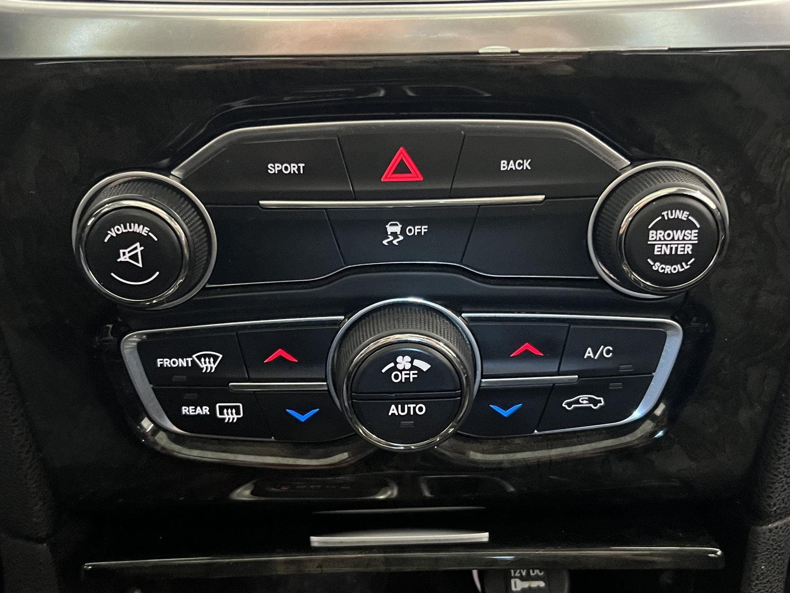 2016 Chrysler 300 C - Photo 26