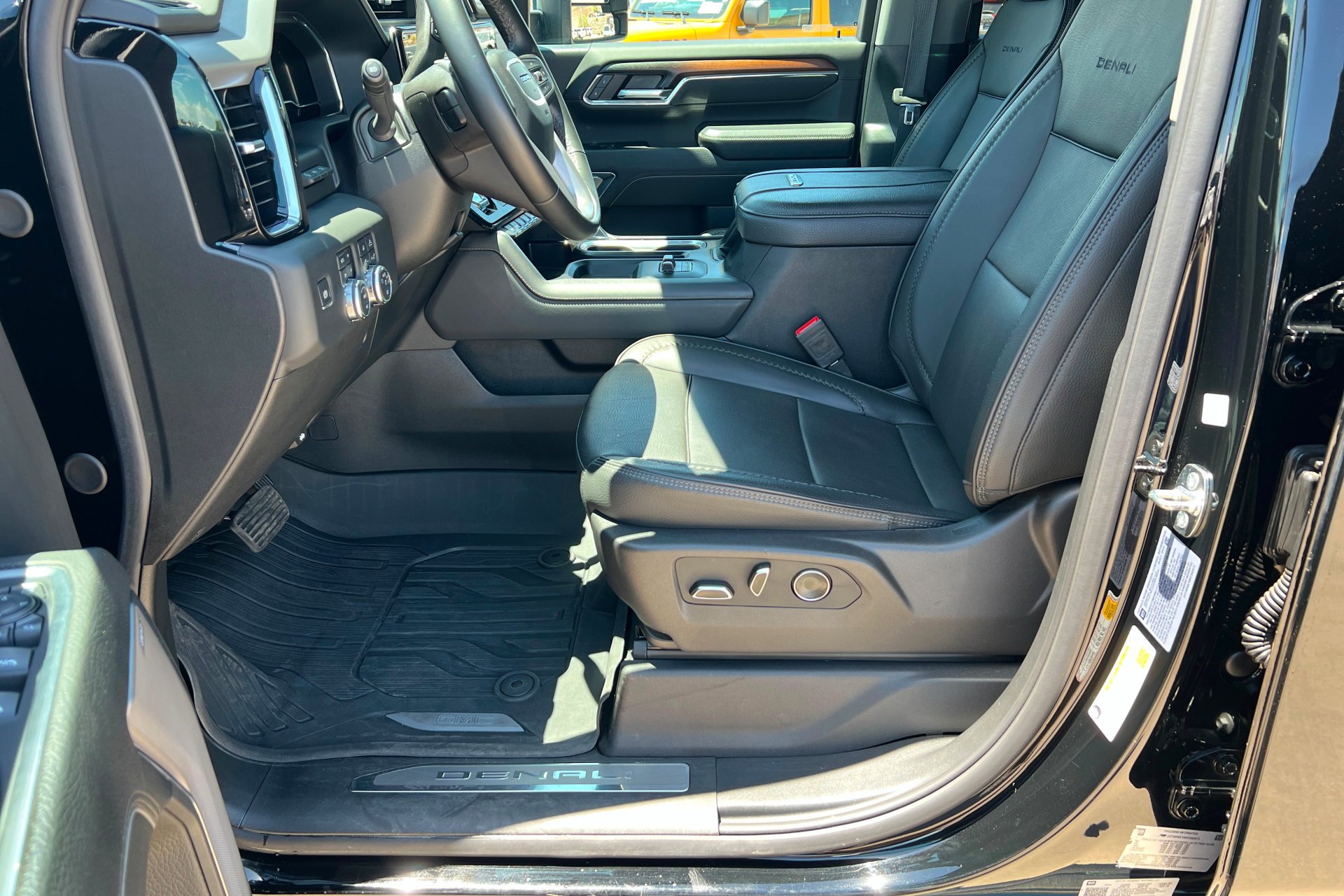 Used 2024 Onyx Black GMC Denali image 18