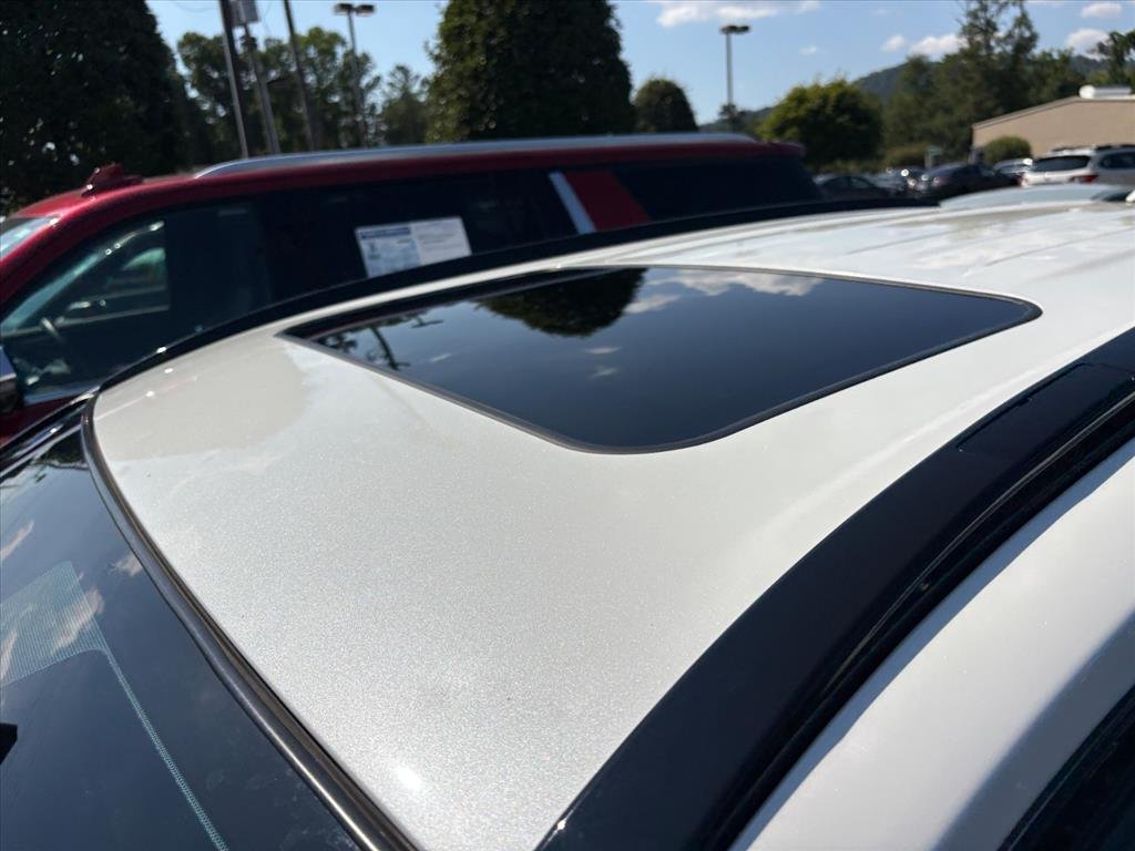 Used 2021 Blizzard Pearl Toyota XLE Premium image 4