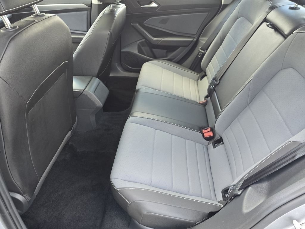 Used 2025 Pyrite Silver Metallic Volkswagen SE image 28