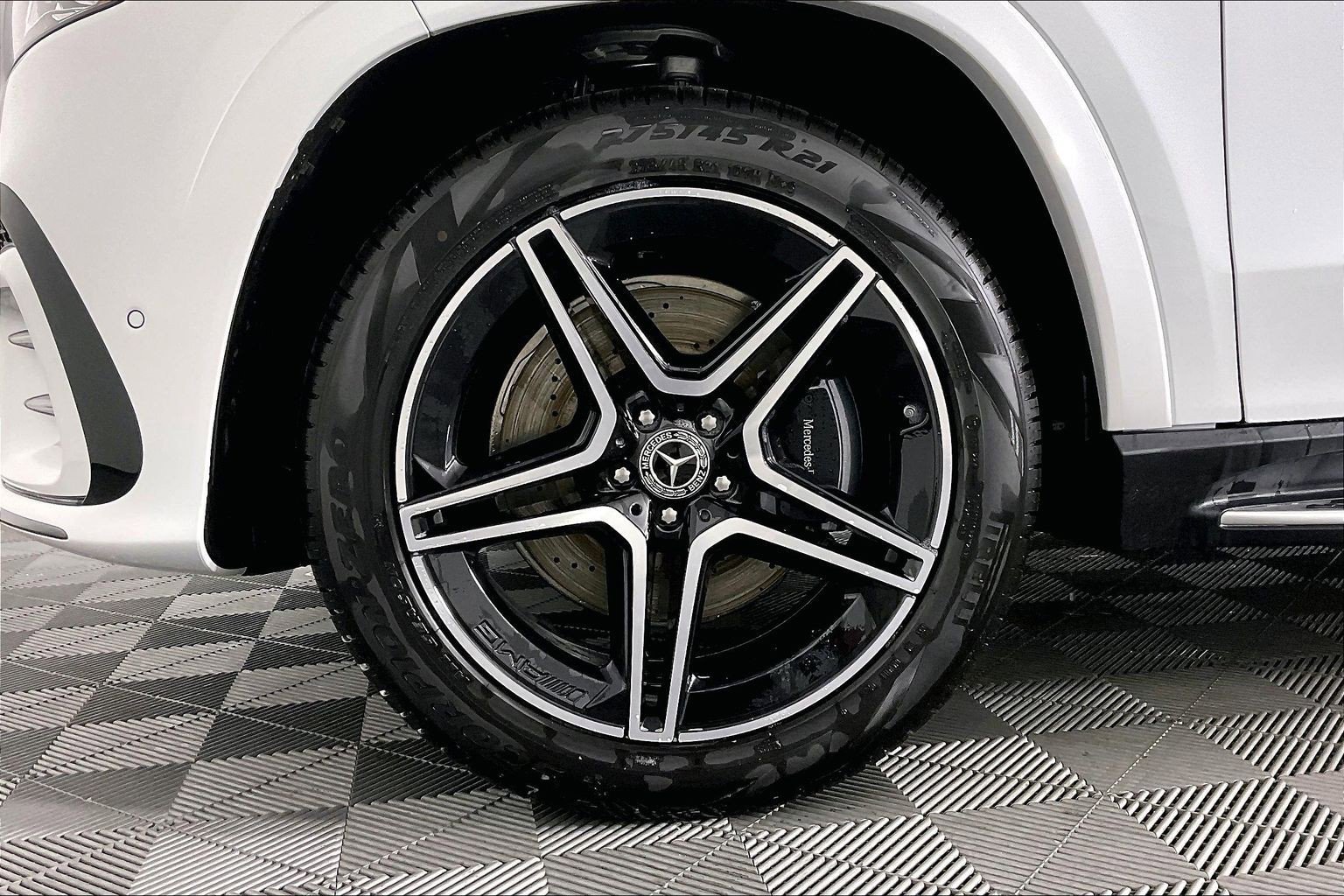 New 2026 MANUFAKTUR Moonlight White Metallic Mercedes-Benz GLS 450 image 26