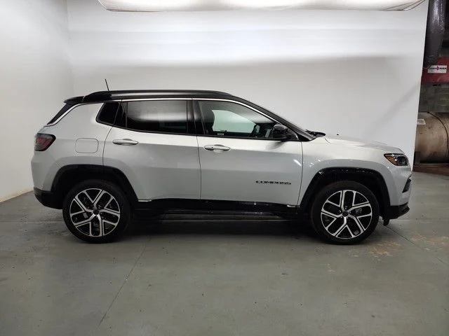 New 2025 Silver Zynith Metallic Clear-Coat Exterior Paint Jeep Limited image 7