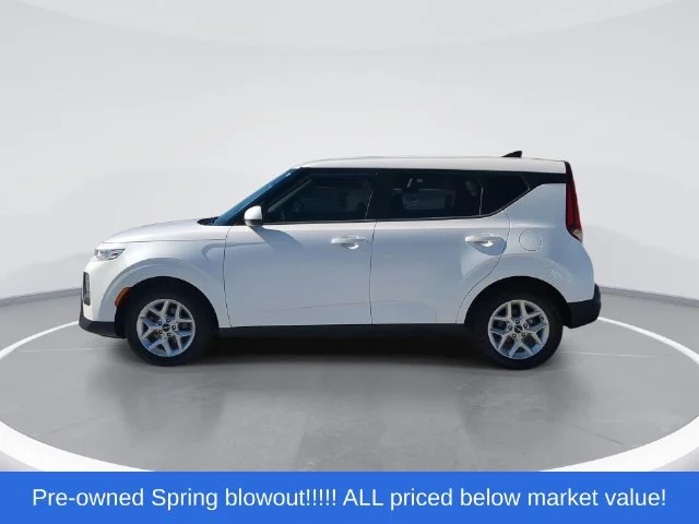 Used 2022 White Kia LX image 5