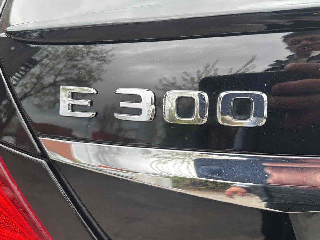 Used 2018 Black Mercedes-Benz 4MATIC® image 22