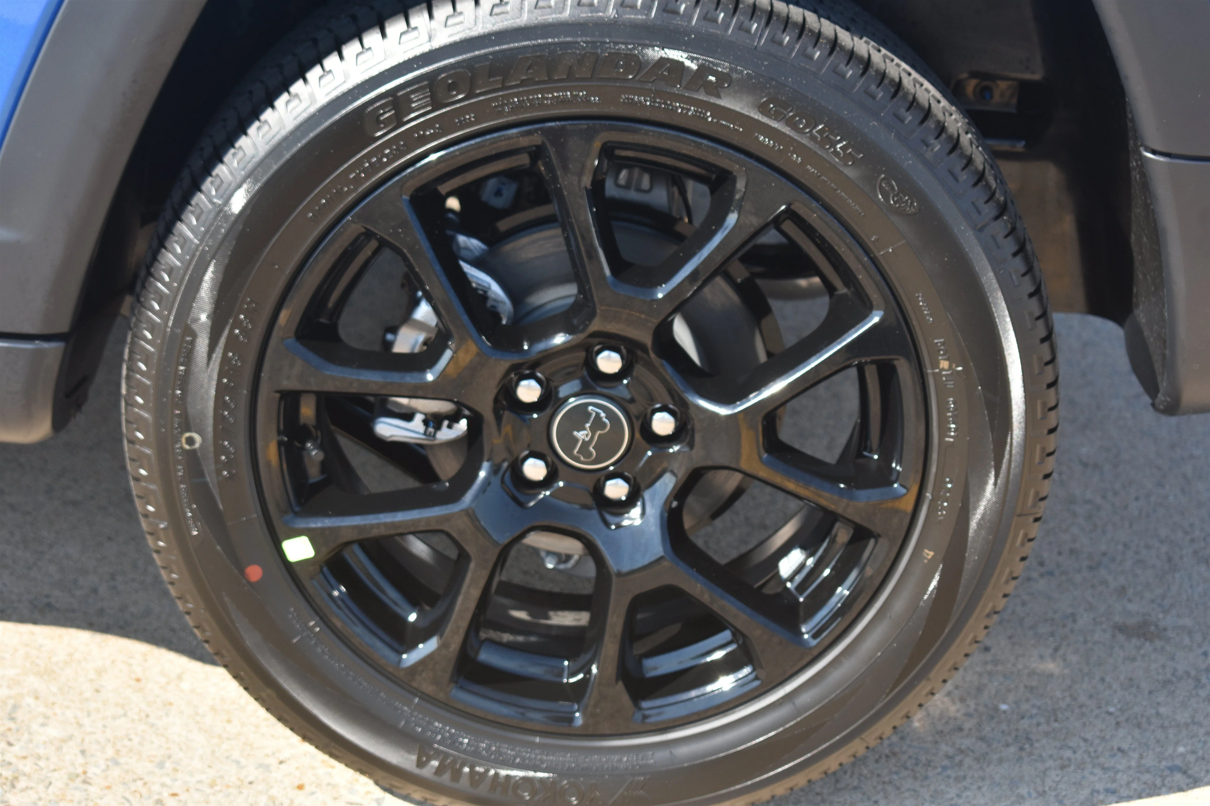 New 2026 Hydro Blue Pearlcoat Jeep Latitude Altitude image 10