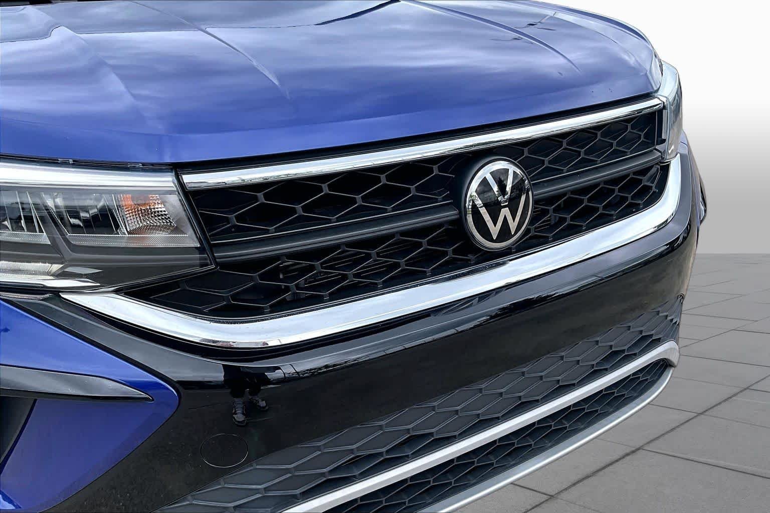 Used 2022 Dusk Blue Metallic Volkswagen SE image 28