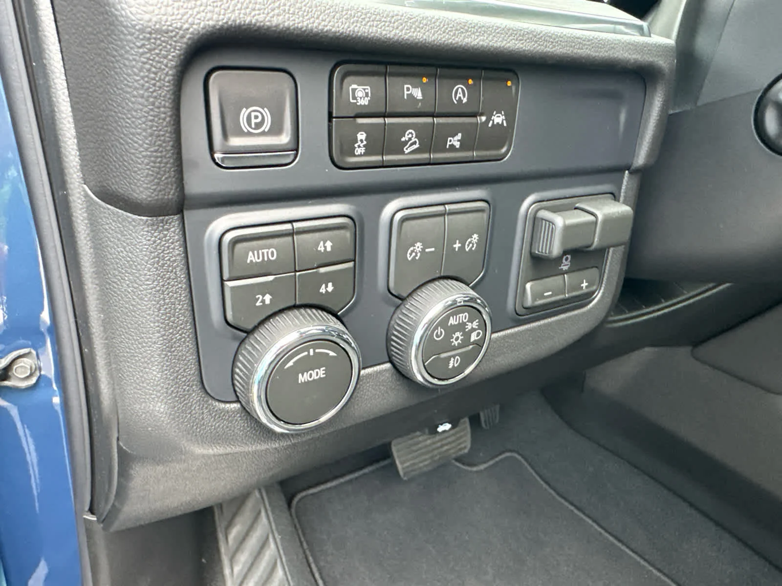 2026 Chevrolet Suburban Premier - Photo 23