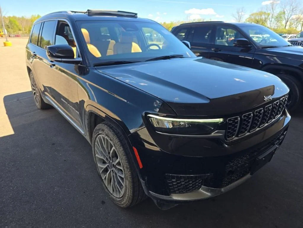Used 2023 Black Jeep Summit image 3