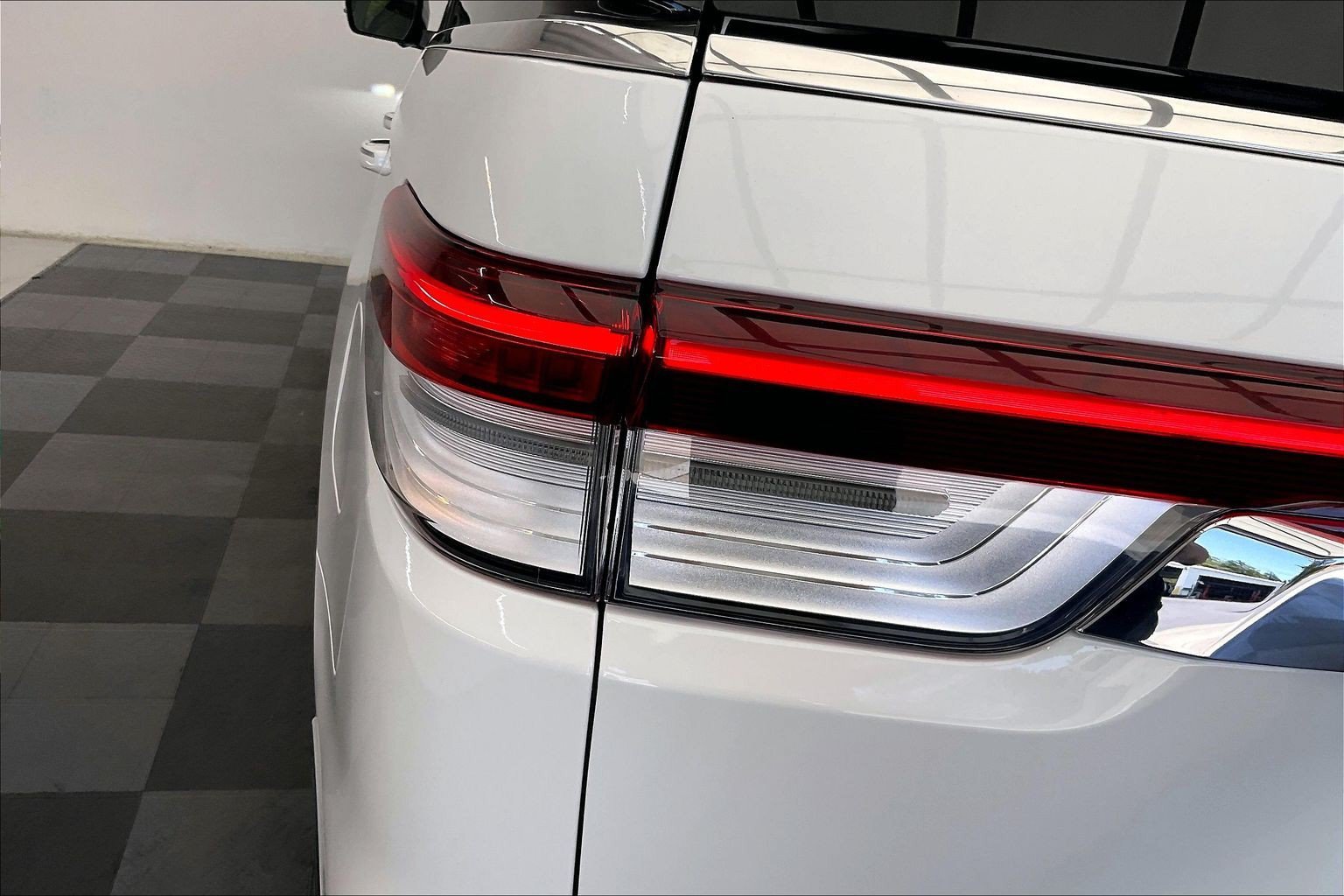 Used 2022 Pristine White Metallic Tri-Coat Lincoln Reserve image 28