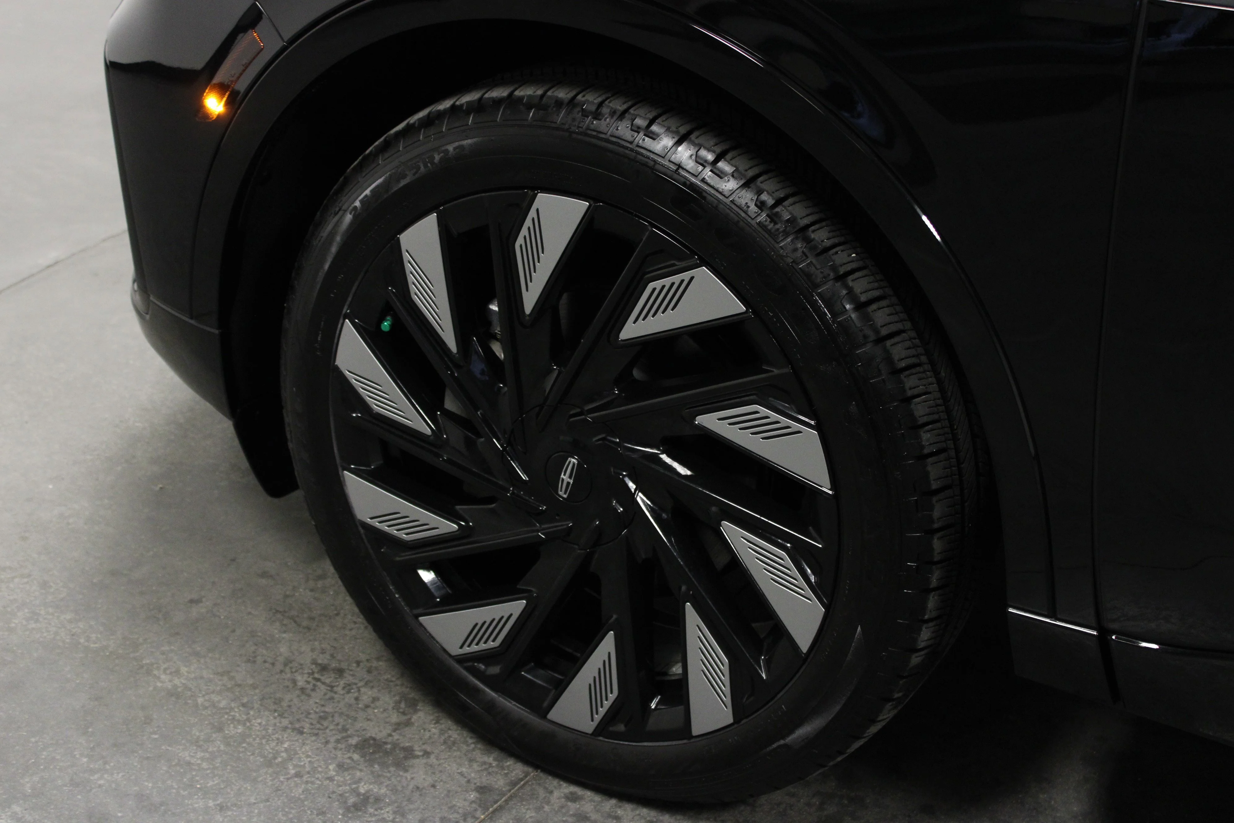 Used 2025 Black Metallic Lincoln Reserve image 10