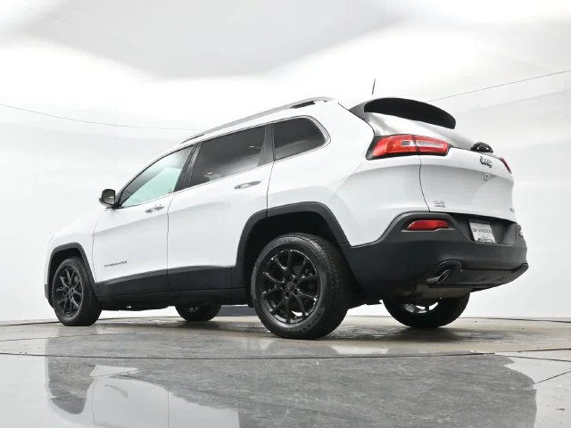 Used 2018 Bright White Clearcoat Jeep Latitude Plus image 28