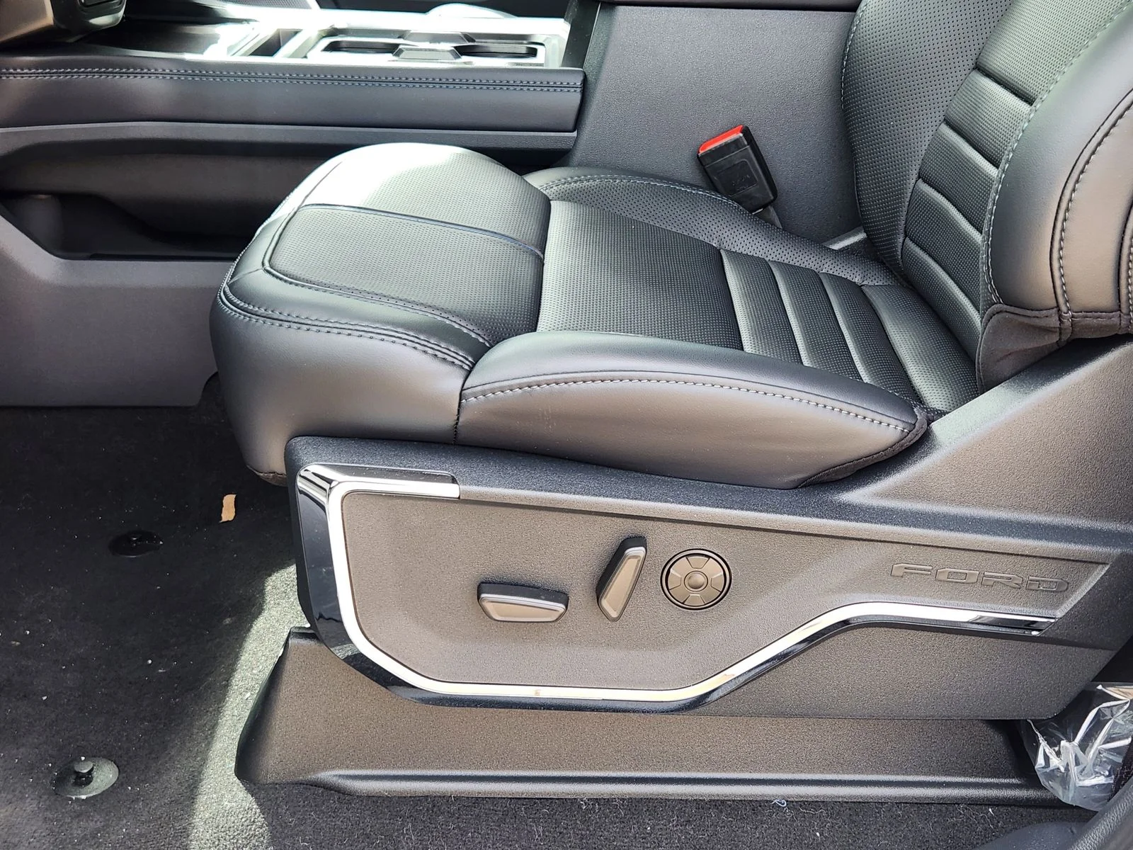 New 2026 Star White Metallic Tri-Coat Ford F-250® Platinum® image 18