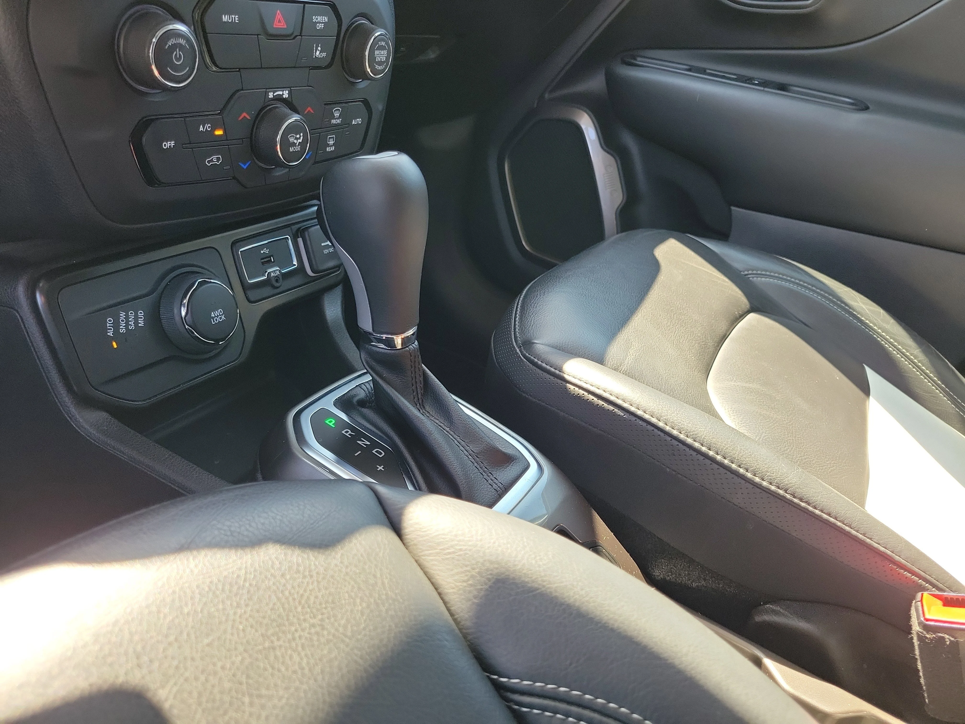 Used 2021 Alpine White Clear Coat Jeep Limited image 29
