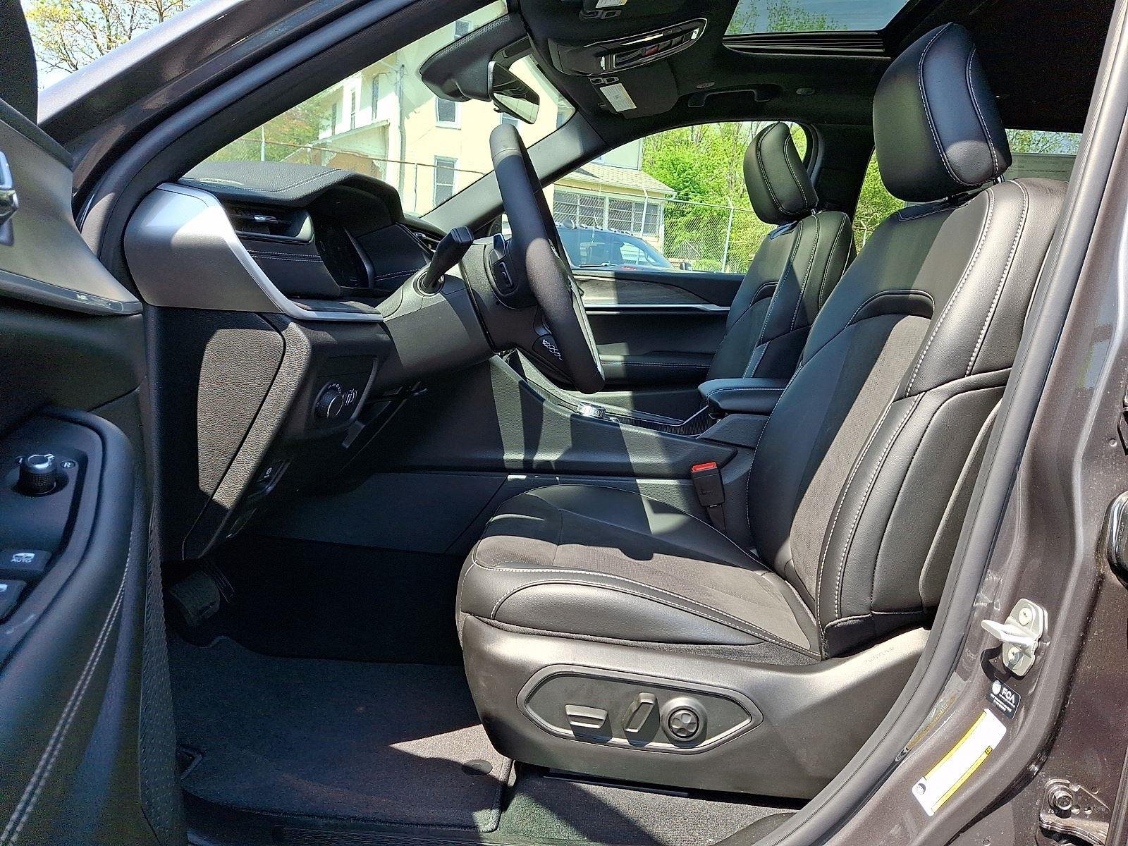 New 2026 Baltic Gray Metallic Clear-Coat Exterior Paint Jeep Laredo Altitude image 9