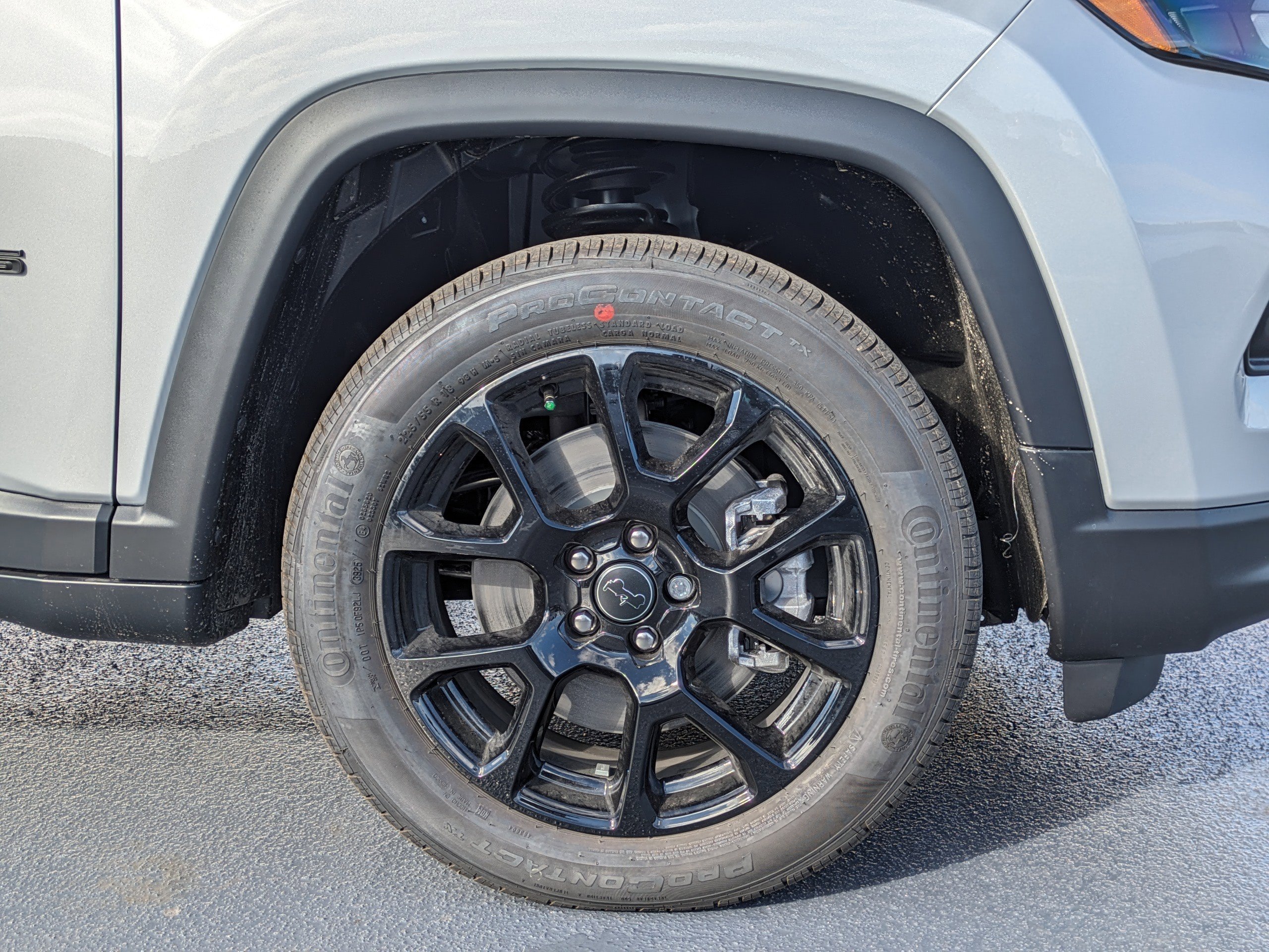 New 2026 Silver Zynith Metallic Clear-Coat Exterior Paint Jeep Latitude image 10