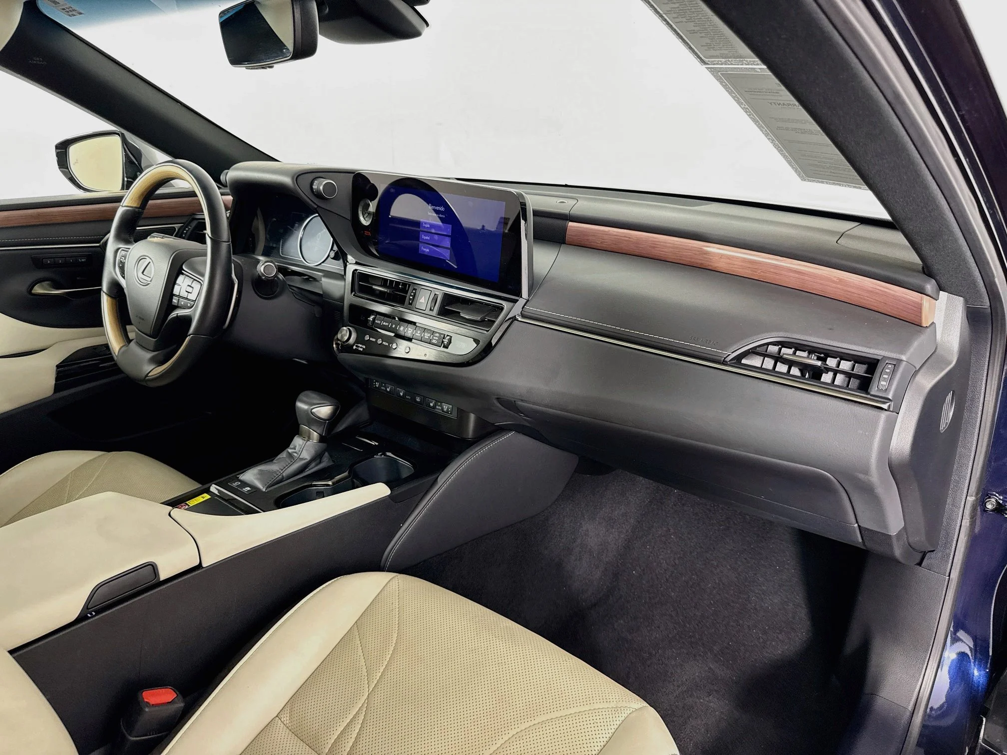 Certified Used 2025 Mica Lexus 300h Ultra Luxury image 28