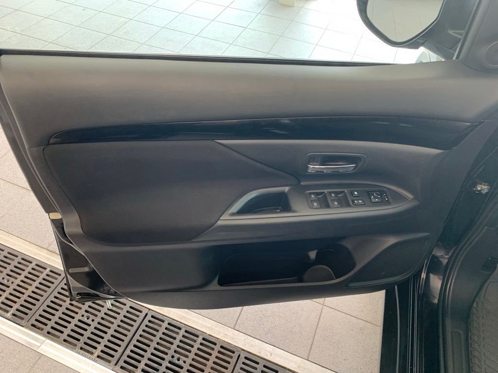 Used 2019  Mitsubishi ES image 4