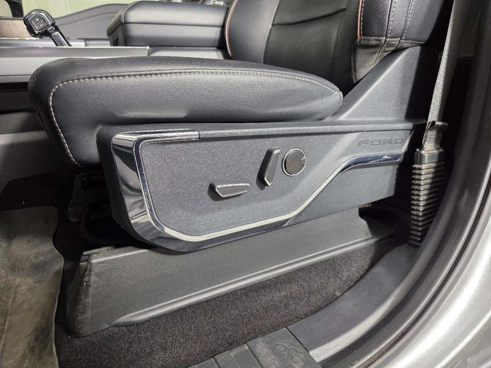 Used 2022  Ford LARIAT image 14